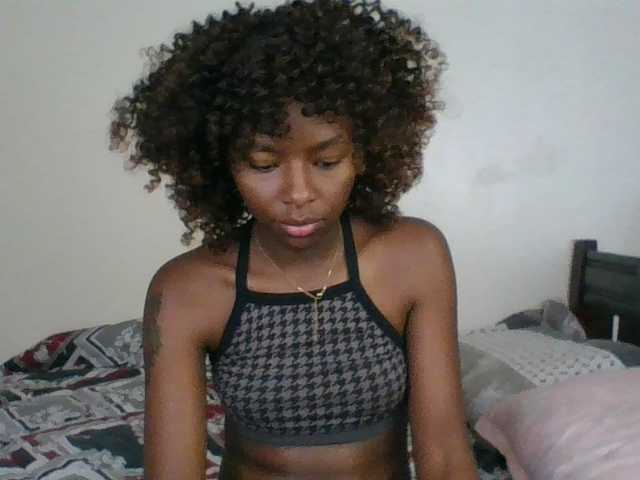 le modèle Ebony-slut254 est en webcam porno dans un show sur le site bongacams, il possède les tags suivants: Ebony,Brunette,Trimmed