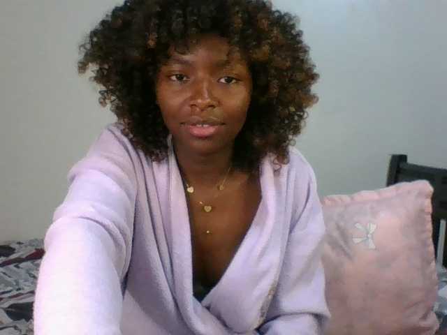 le modèle Ebony-slut254 est en webcam porno dans un show sur le site bongacams, il possède les tags suivants: Ebony,Brunette,Trimmed