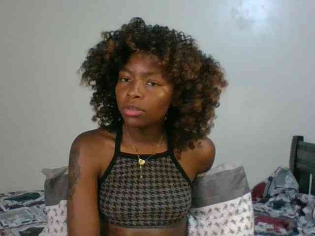 Ebony-slut254 webcam