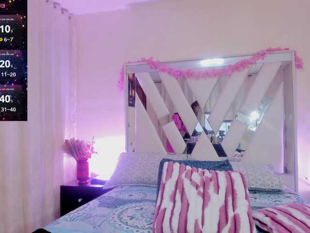 coral-monrroy live cam on BongaCams