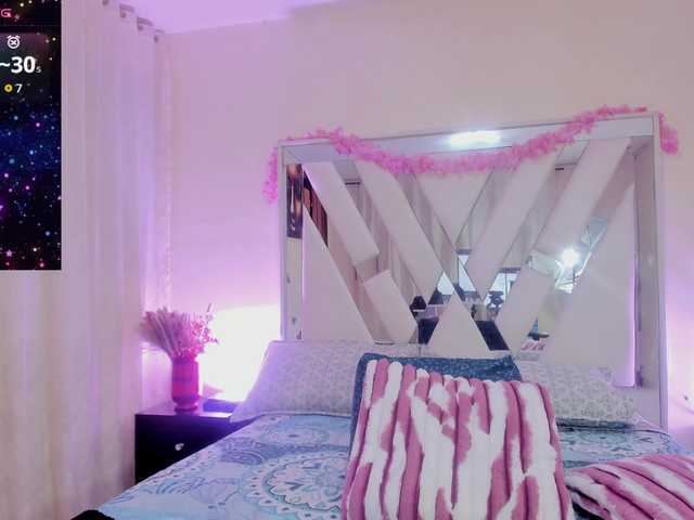 coral-monrroy live cam on BongaCams