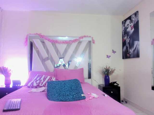 coral-monrroy live cam on BongaCams