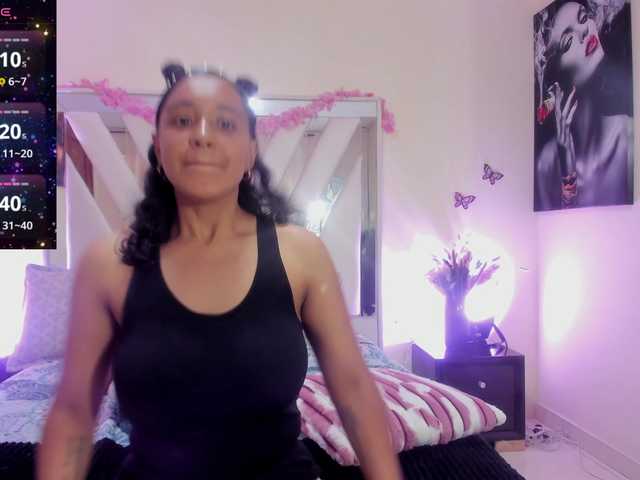 coral-monrroy live cam on BongaCams