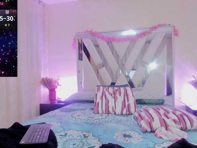coral-monrroy live cam on BongaCams