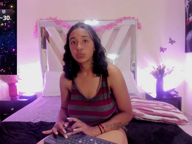 coral-monrroy live cam on BongaCams