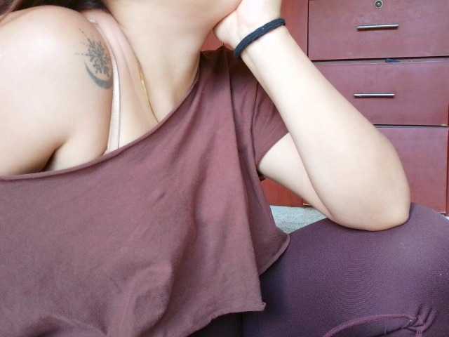 Chiara-20 live cam on BongaCams