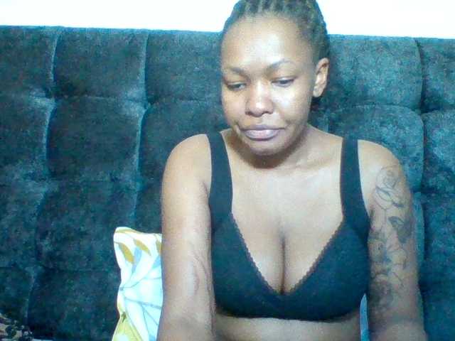 Mona2002 live cam on BongaCams