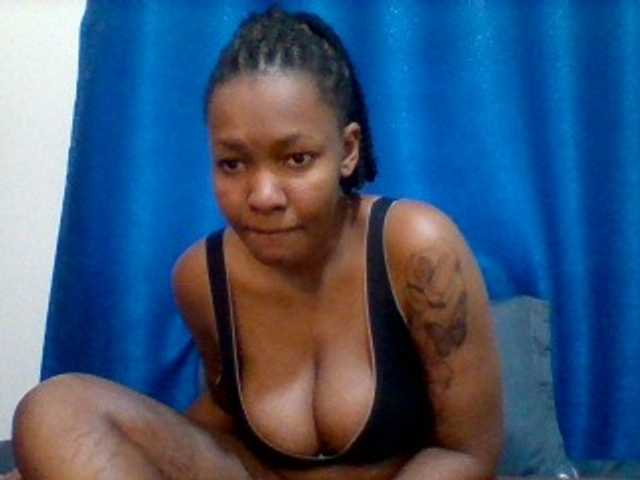 Mona2002 live cam on BongaCams
