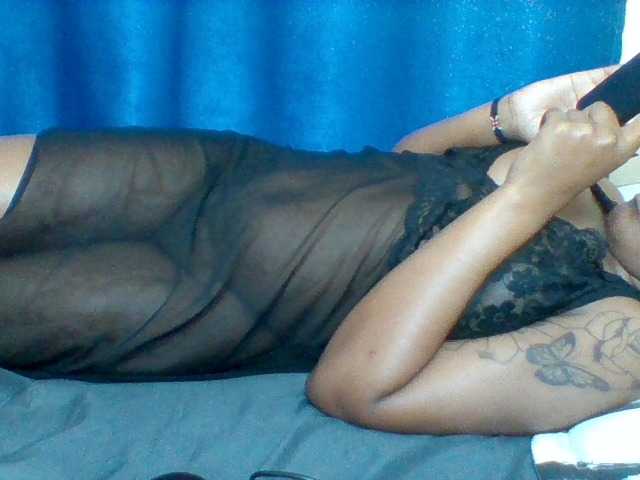 Mona2002 live webcam show