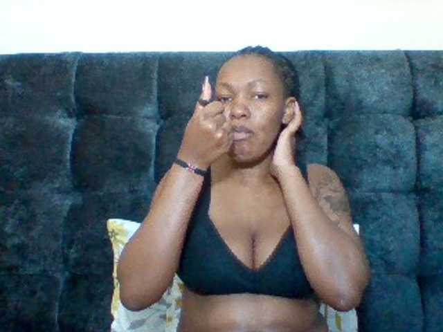 Mona2002 live cam on BongaCams