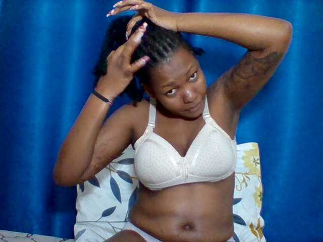 Mona2002 live cam on BongaCams