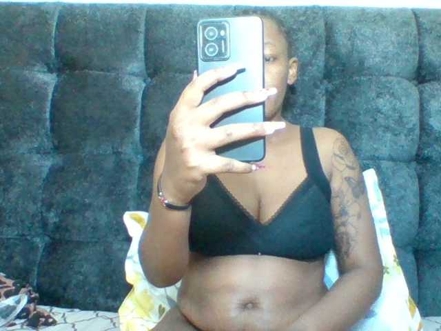 Mona2002 Live Cam su BongaCams