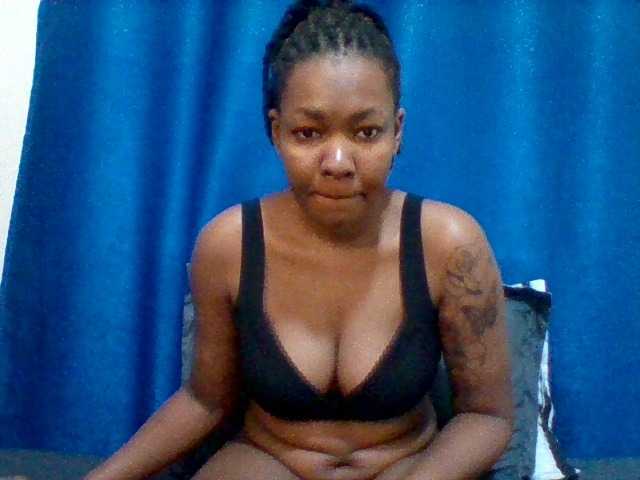 Mona2002 live cam on BongaCams