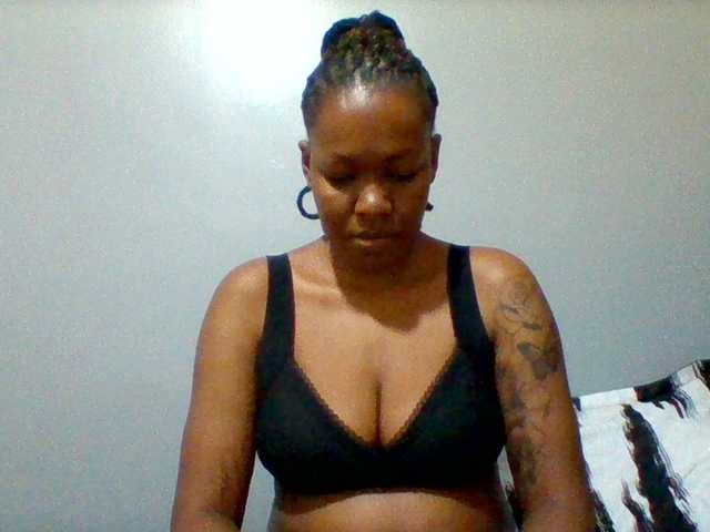 Mona2002 live cam on BongaCams