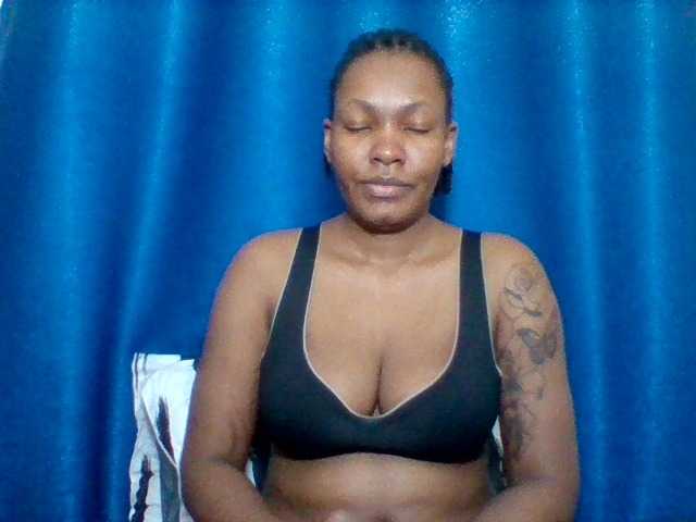 Mona2002 live webcam show
