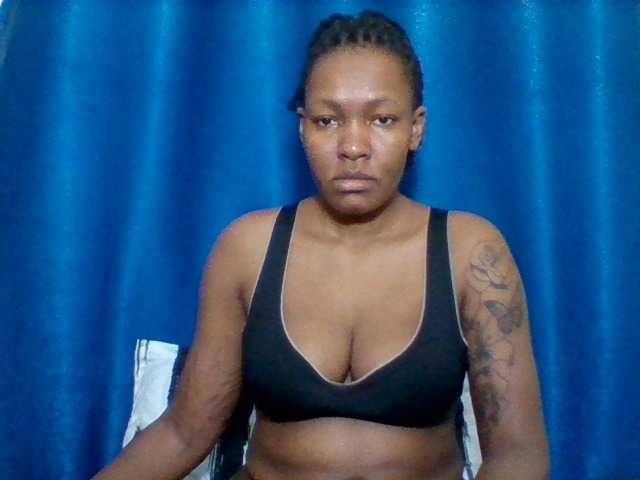 Mona2002 live cam on BongaCams