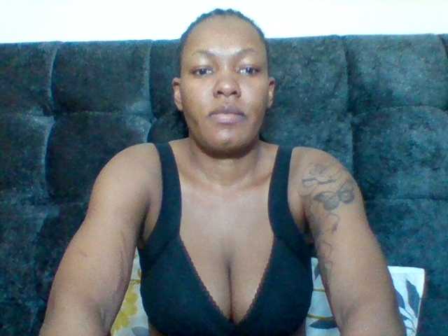 Mona2002 live cam on BongaCams