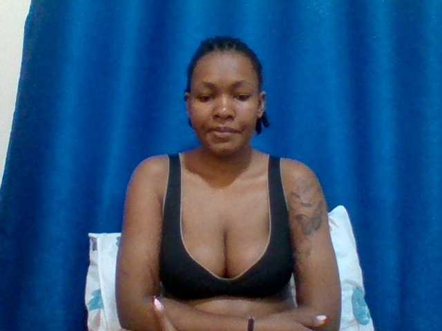 Mona2002 live cam on BongaCams