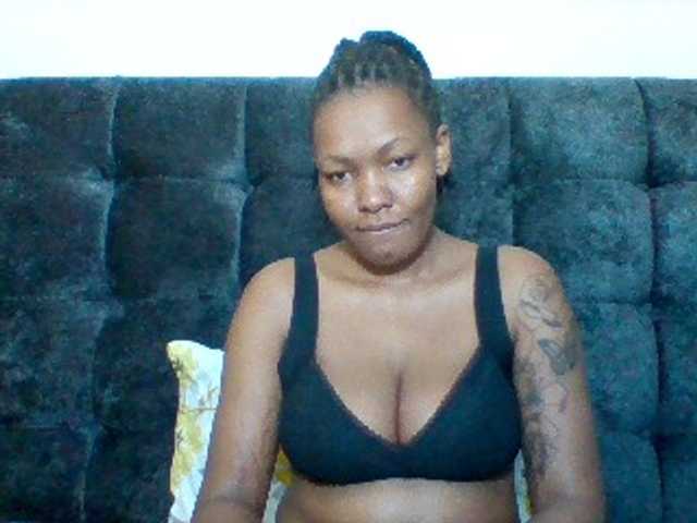 Mona2002 live cam on BongaCams