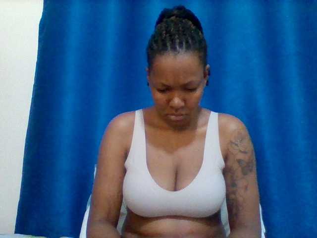 Mona2002 live cam on BongaCams