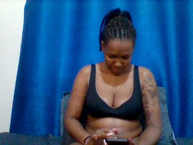 Mona2002 live webcam show