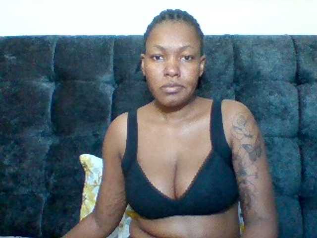 Mona2002 live cam on BongaCams