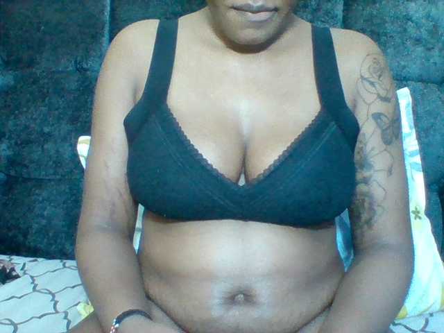 Mona2002 live cam on BongaCams