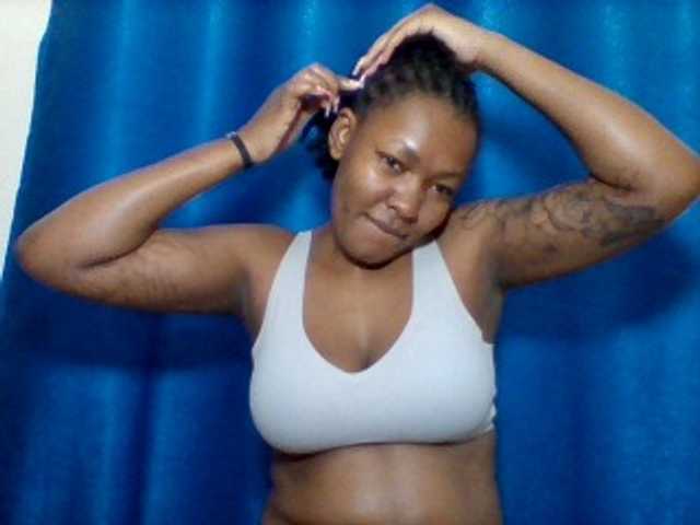 Mona2002 webcam bongacams model stream image