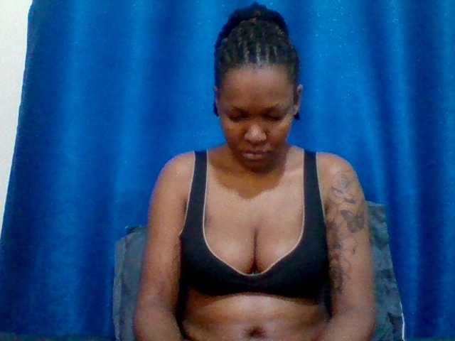 Mona2002 live webcam show