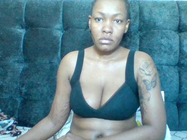 Mona2002 live cam on BongaCams