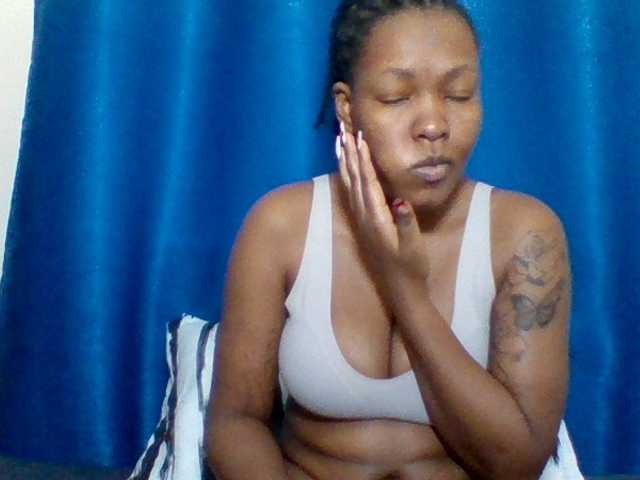 Mona2002 live webcam show