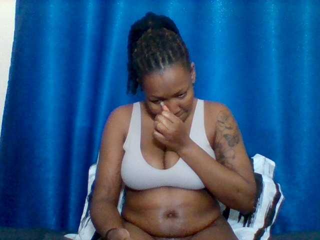 Mona2002 live cam on BongaCams