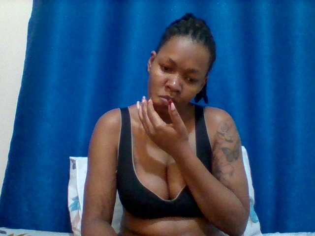 Mona2002 live cam on BongaCams