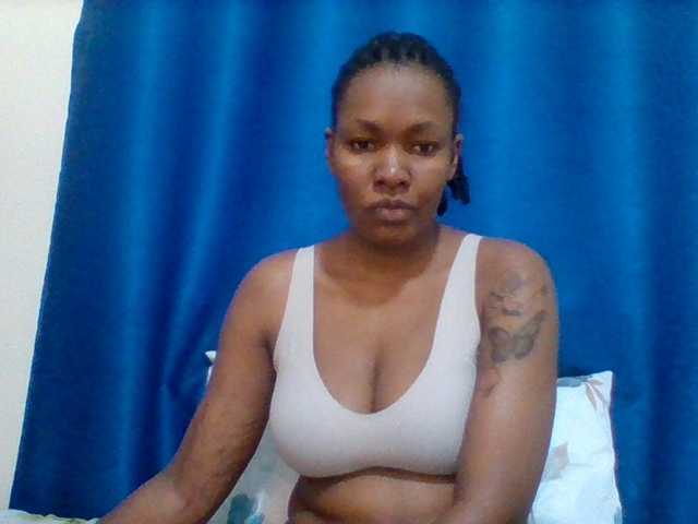 Mona2002 live cam on BongaCams