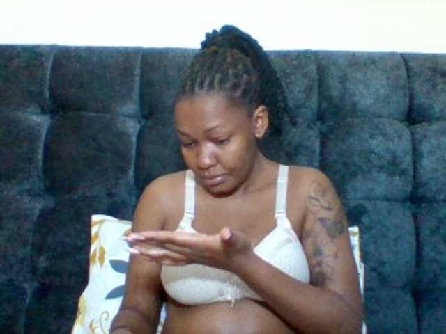 Mona2002 live cam on BongaCams
