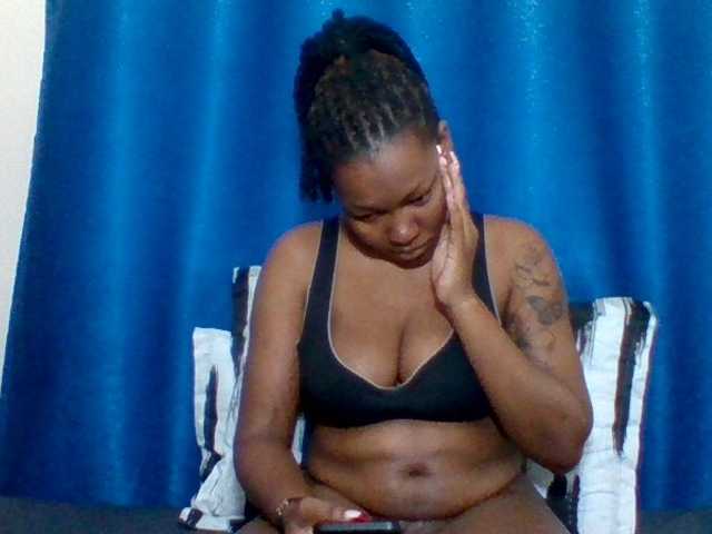 Mona2002 live webcam show