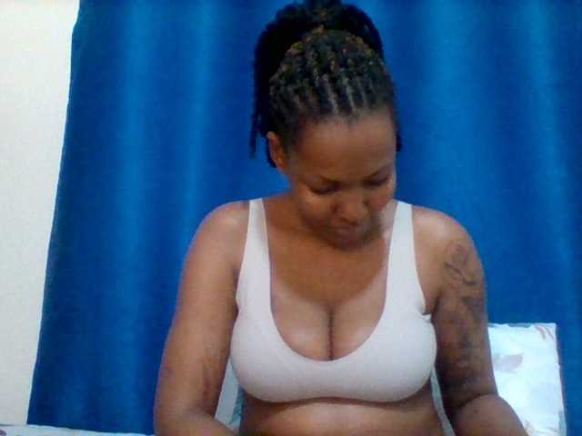 Mona2002 live cam on BongaCams