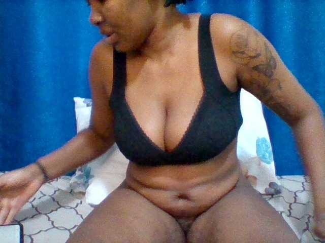 Mona2002 live cam on BongaCams