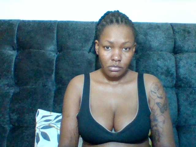 Mona2002 live cam on BongaCams