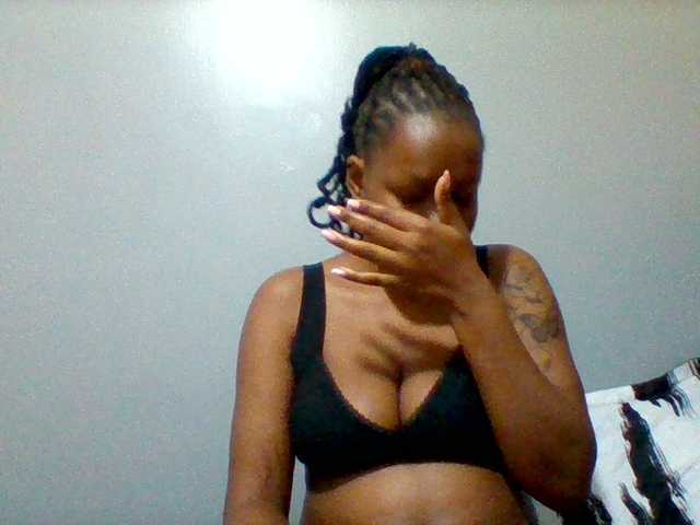 Mona2002 live cam on BongaCams