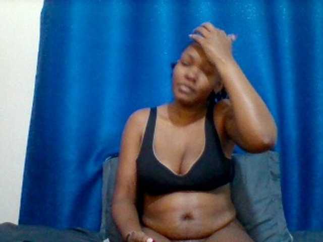 Mona2002 live cam on BongaCams