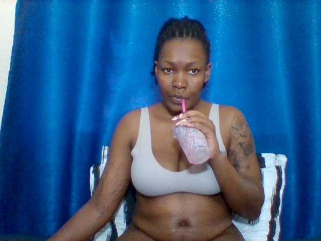 Mona2002 live webcam show