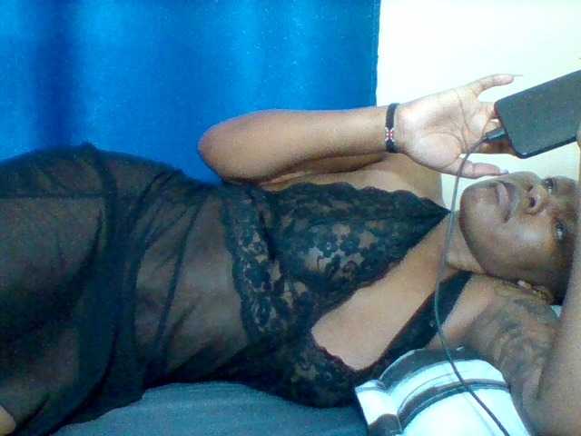 Mona2002 live webcam show