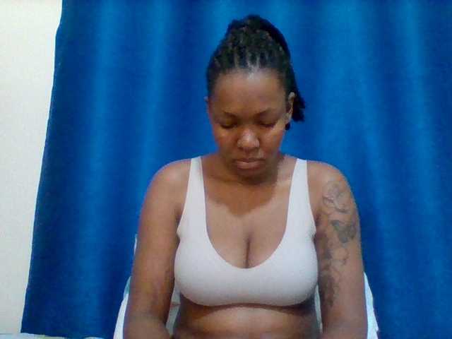 Mona2002 live cam on BongaCams