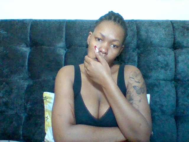 Mona2002 live cam on BongaCams