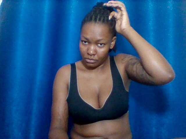 Mona2002 live cam on BongaCams