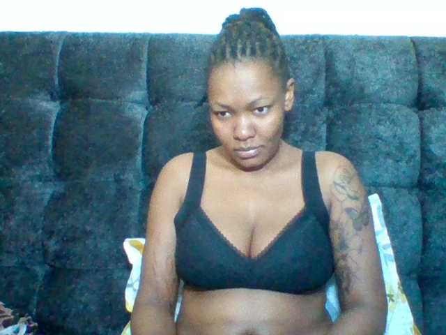Mona2002 live cam on BongaCams