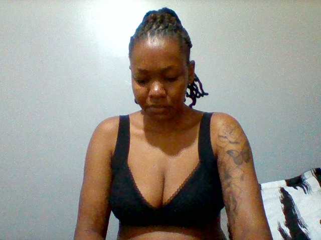Mona2002 live cam on BongaCams