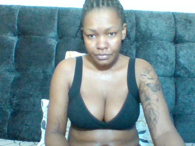 Mona2002 live cam on BongaCams