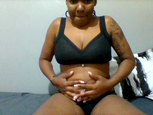 Mona2002 live cam on BongaCams